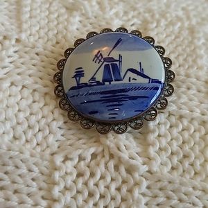 Enamel and metal pin